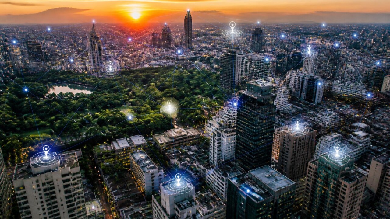Vista aérea de uma cidade com sobreposição digital mostrando modelos 3D e indicadores em tempo real